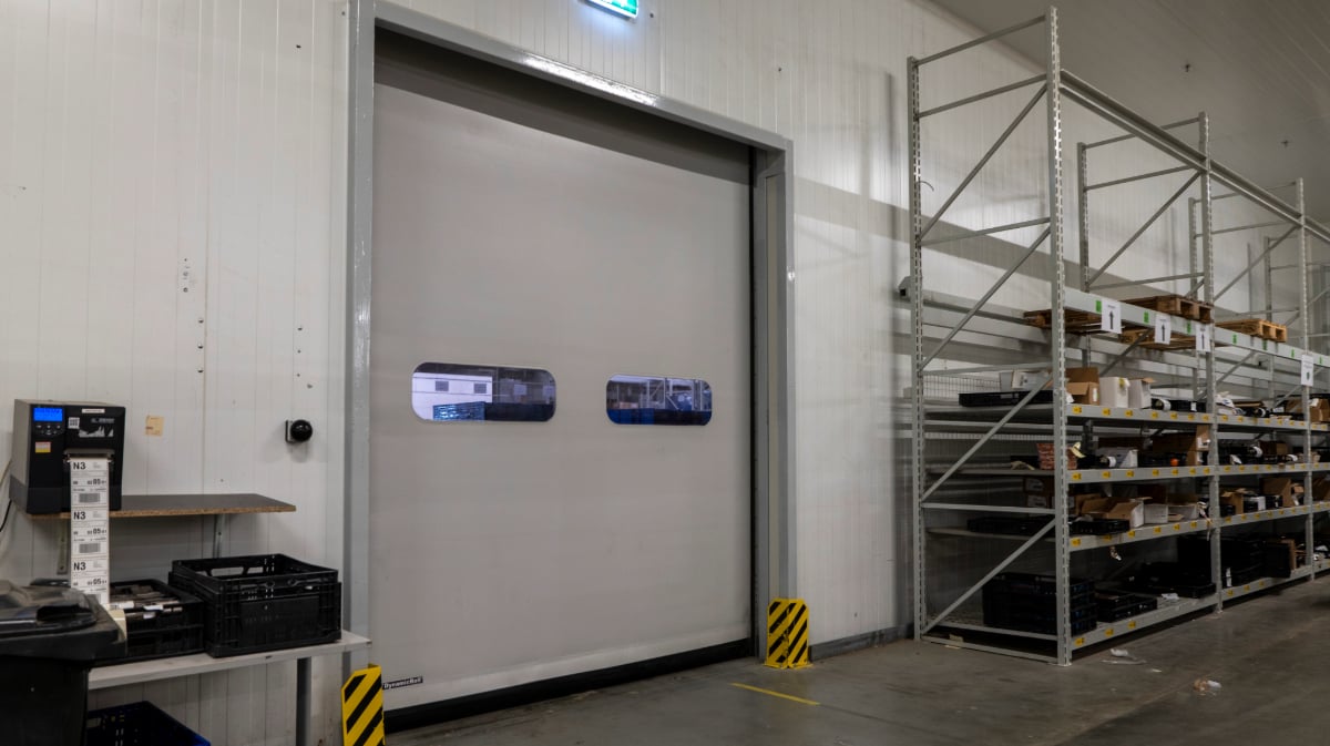 <b><h3>DynamicRoll®</h3></b>
De standaard DynamicRoll® is geplaatst op interne doorgangen binnen het magazijn. Deze deur zorgt voor snelle doorstroming, beperkt wachttijden en is bestand tegen impact. De zelfherstellende functie voorkomt downtime en verlengt de levensduur.