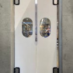 Hygiënische pendeldeur op een productielocatie