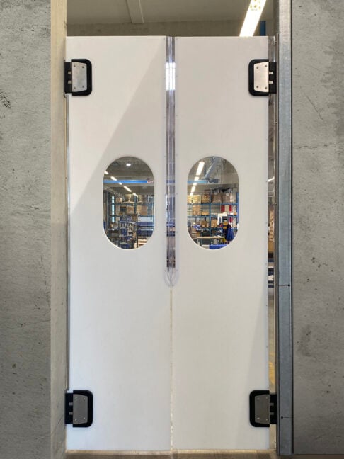 Hygiënische pendeldeur op een productielocatie