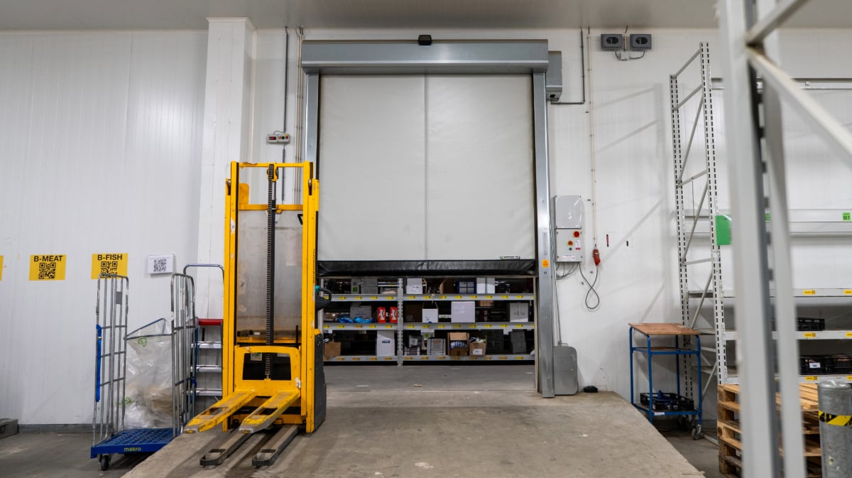 <b><h3>DynamicRoll® Frigo 2</h3></b>
Binnen de diepvrieszones wordt de DynamicRoll® Frigo 2 toegepast. Deze deur is ontworpen voor temperaturen tot -40°C en zorgt voor optimale afdichting, zelfs in extreme kou. Hiermee wordt zowel de productkwaliteit als energie-efficiëntie gewaarborgd.